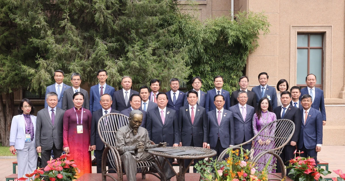 越南国家主席梁强与越南驻华大使馆干部人员合影。（图片来源：越通社）