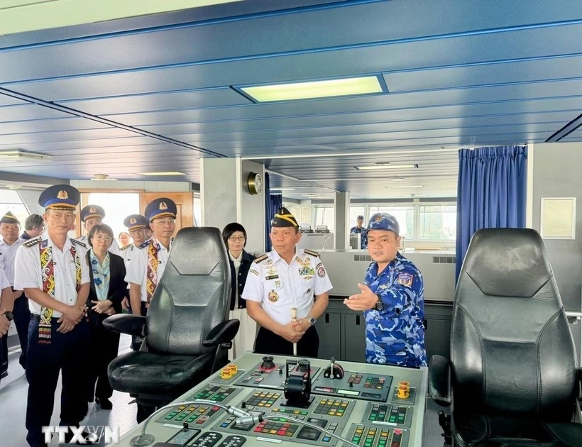 越南海警代表团代表向印方介绍海警8001号舰。（图片来源：越通社）