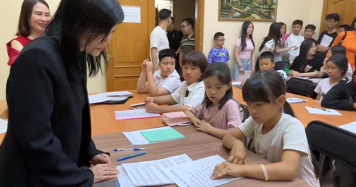 越南驻埃克特伦堡总领事阮梅红造访乌帕越南语教学班。（图片来源：越通社）