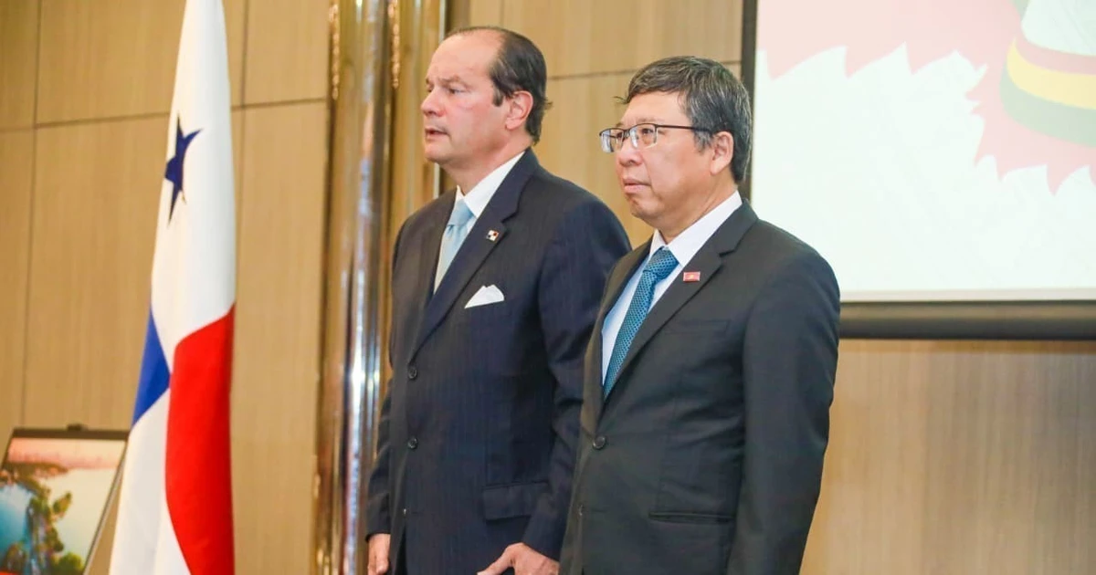 越南驻墨西哥兼驻巴拿马大使阮文海与巴拿马外长哈维尔·马丁内斯。（图片来源：越通社）