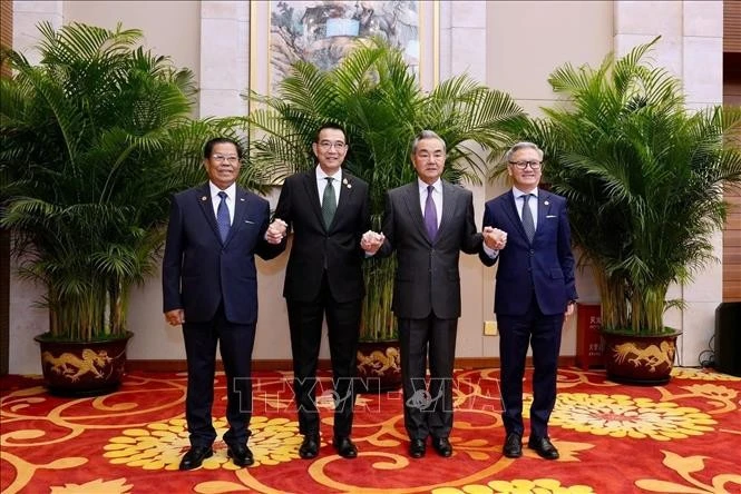 中国、老挝、缅甸和泰国外长合影。（图片来源：越通社）