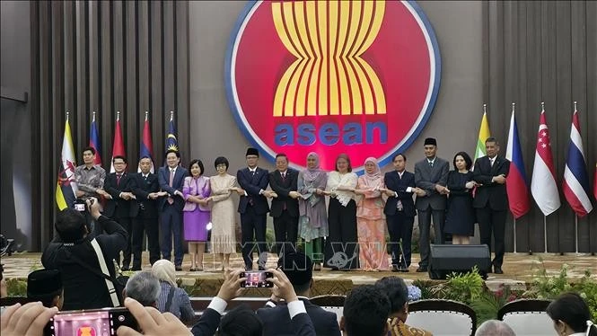 东盟国家领导人合影。（图片来源：越通社）