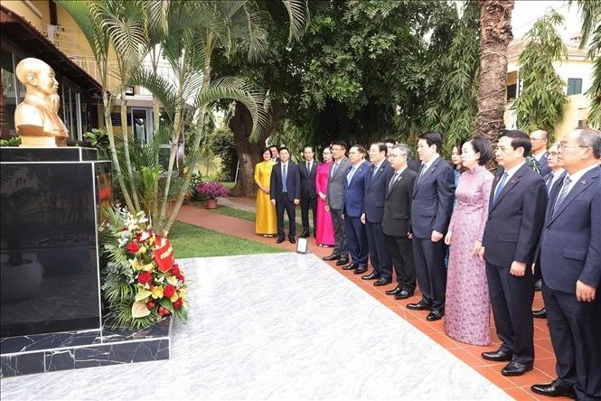 越南国家主席梁强向设在罗安达胡志明大街胡伯伯雕像和纪念碑敬献花圈。