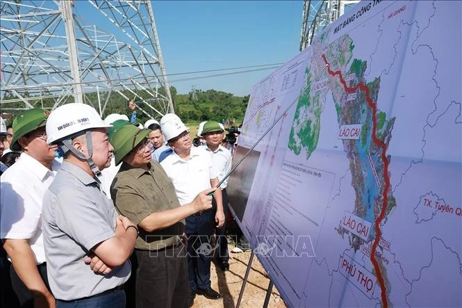 越南政府总理范明正实地检查并督促推进500千伏老街-永安输电线路项目施工进度。（图片来源：越通社）