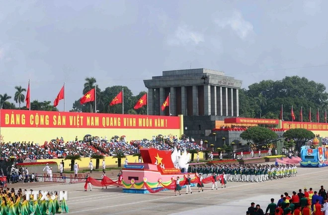 附图：纪念八月革命胜利暨越南社会主义共和国国庆80周年庆典的海外越南人方阵。