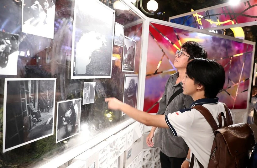 首都居民参观创新设计节。（图片来源：越通社）