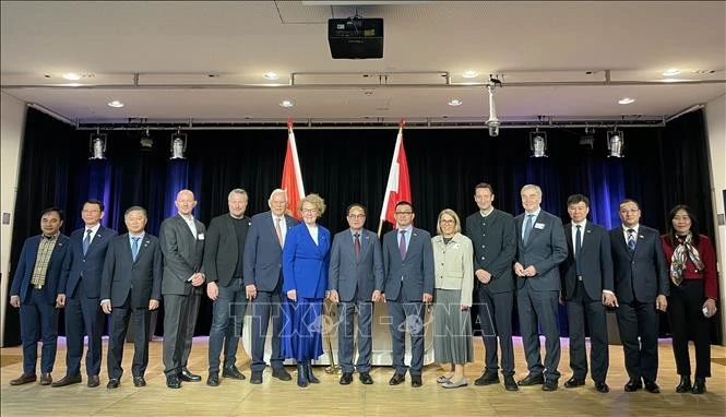 越南内务部副部长武战胜与越南驻奥地利大使武黎泰黄和两国代表合影。（图片来源：越通社）