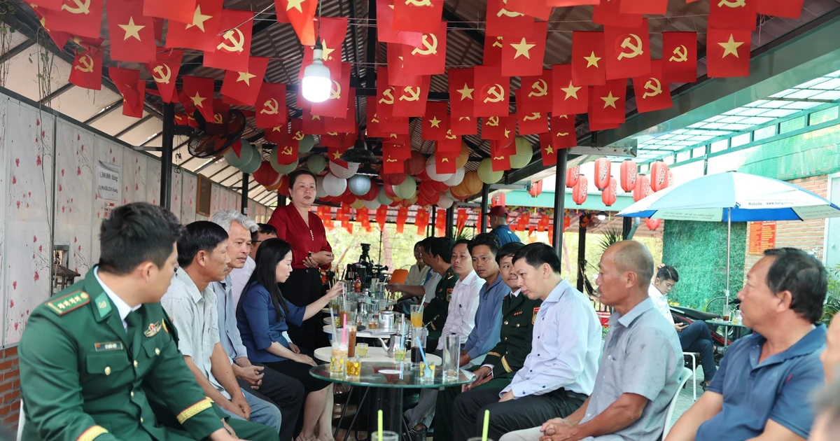 12月22日，胡志明市福海乡人民委员会与福海边防哨所联合举办“与渔民共饮早安咖啡”活动。