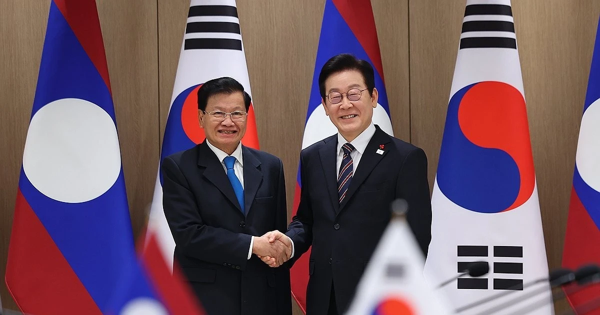 韩国总统李在明和老挝国家主席通伦·西苏里。（图片来源：Yonhap）