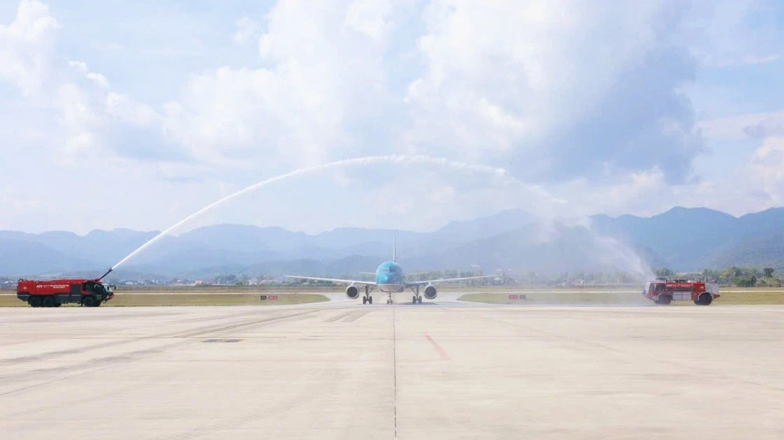 胡志明市至奠边省航线开通仪式。（图片来源：越通社）