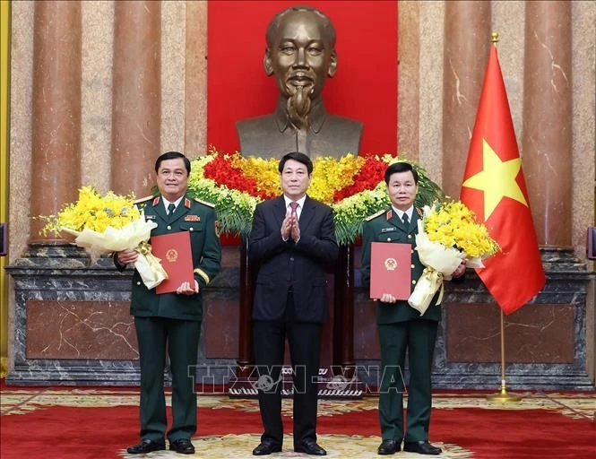 梁强主席向国防部两位高级军官授予晋升上将军衔的决定 | Vietnam+ (VietnamPlus)