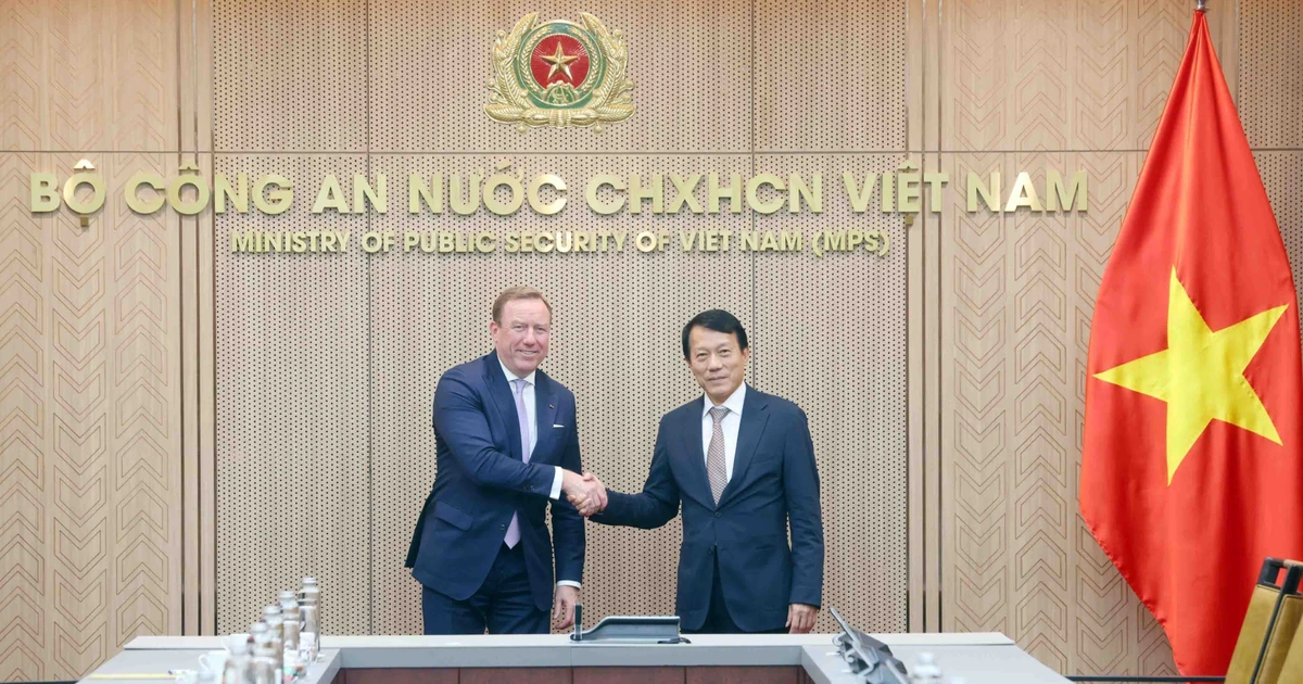 公安部部长梁三光大将会见欧盟-东盟商务理事会主席詹斯·鲁贝特。（图片来源：越通社）