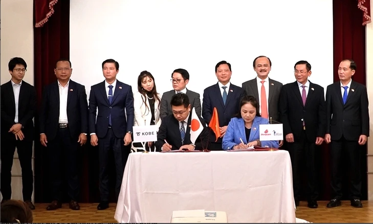 越南隆安国际港与日本神户港正式签署有关建立战略合作港口关系的谅解备忘录。（图片来源：年轻人报）