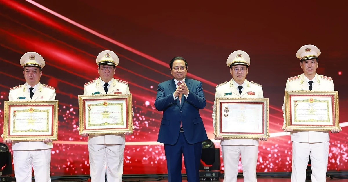 范明正总理向在工作中取得优异成绩的集体和个人授予“人民武装力量英雄”称号和一级军功勋章。