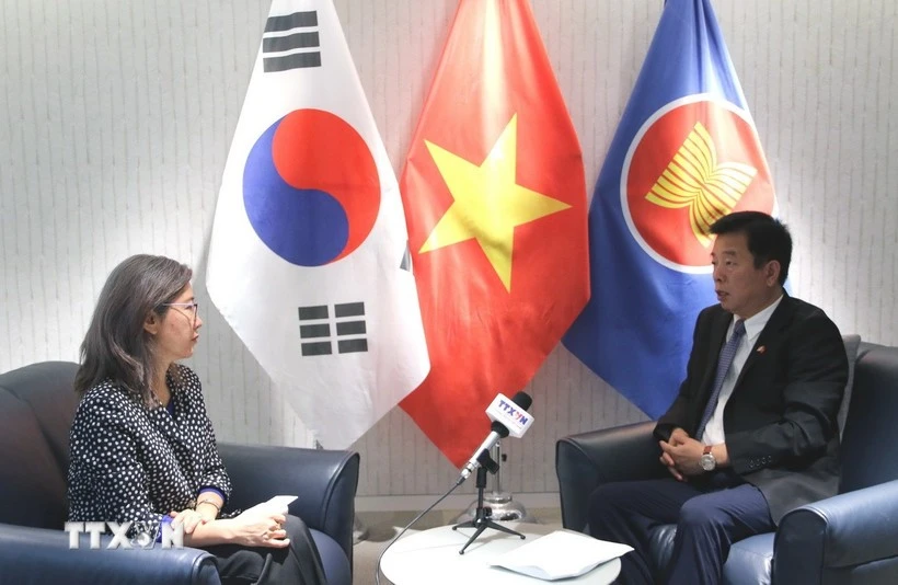 越南驻韩国大使武湖接受越通社记者采访。