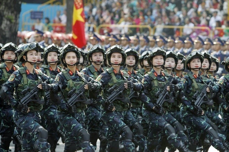 女特警参加全国庆祝南方解放、国家统一50周年（1975年4月30日—2025年4月30日）阅兵式。