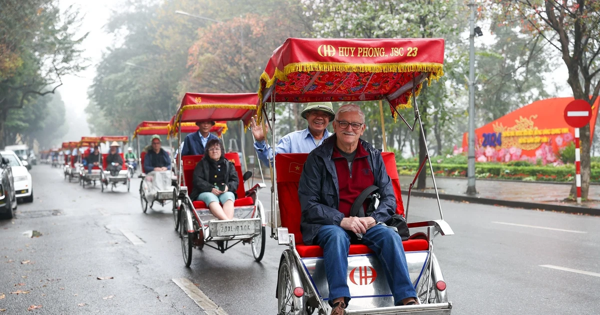 外国游客参观河内市还剑湖。