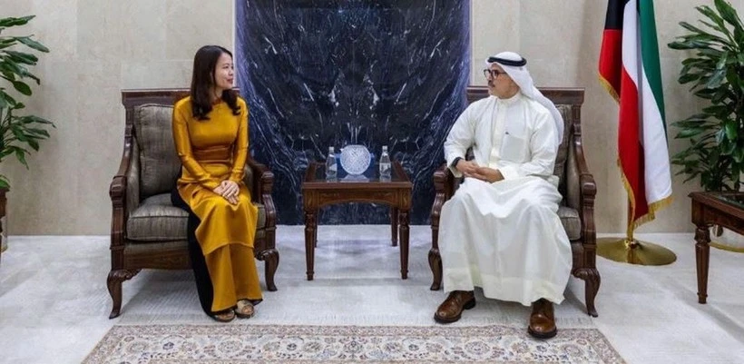 越南外交部副部长阮明姮与科威特外交部常务副部长谢赫·贾拉·贾比尔·阿勒艾哈迈德·阿勒萨巴赫。（图片来源：越通社）