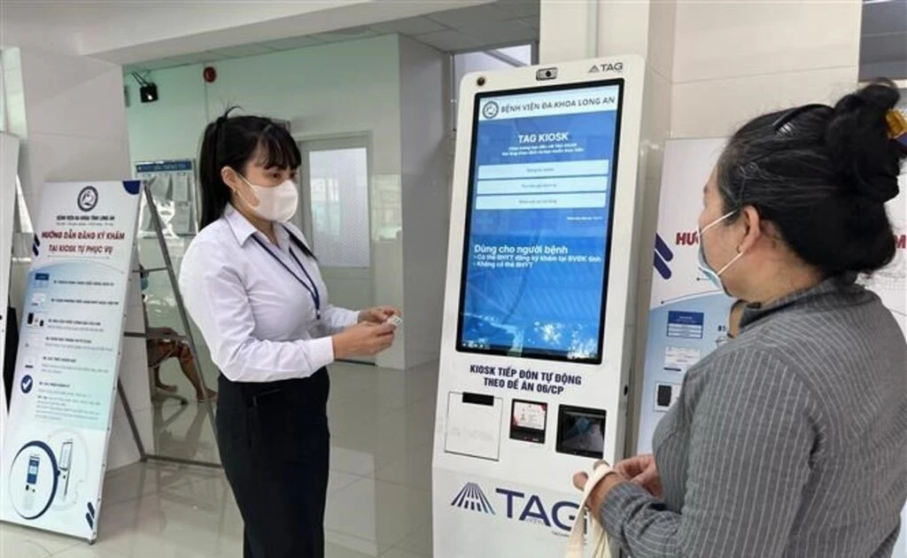 西宁省医疗卫生部门推广生物识别自助登记亭。（图片来源：越通社）