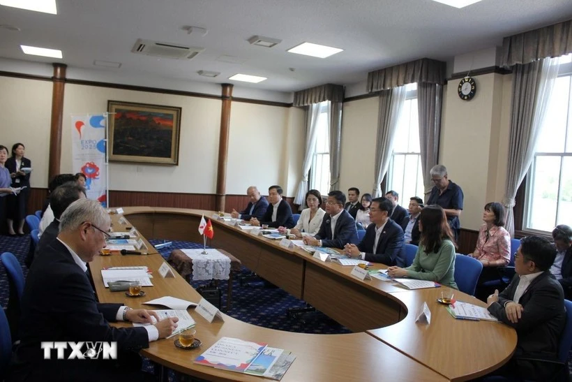 越南政府副总理黎成龙会见大阪府知事吉村洋文。（图片来源：越通社）