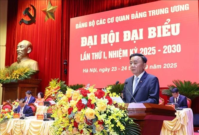 越共中央政治局委员、书记处常务书记、中央党机关党委书记陈锦秀致大会闭幕词。（图片来源：越通社）
