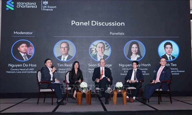 英越加强经济合作会议期间的座谈会现场。（图片来源：越通社）