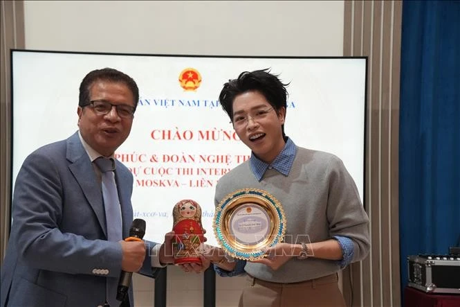 越南驻俄大使邓明魁向歌手德福送礼。（图片来源：越通社）