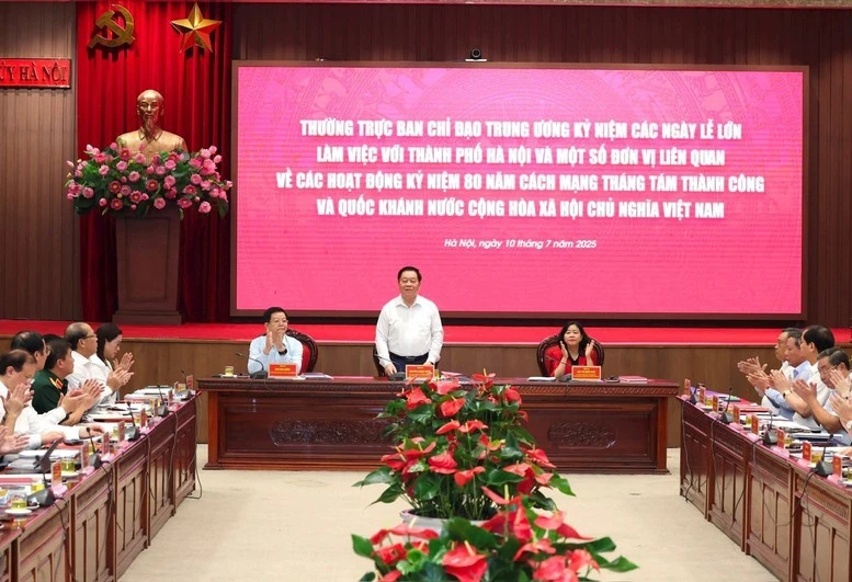 越共中央宣教与民运部部长阮重义在会上发表讲话。