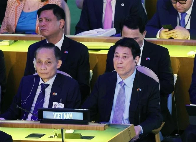 越南国家主席梁强（前排右一）出席联合国成立80周年高级别纪念活动。（图片来源：越通社）
