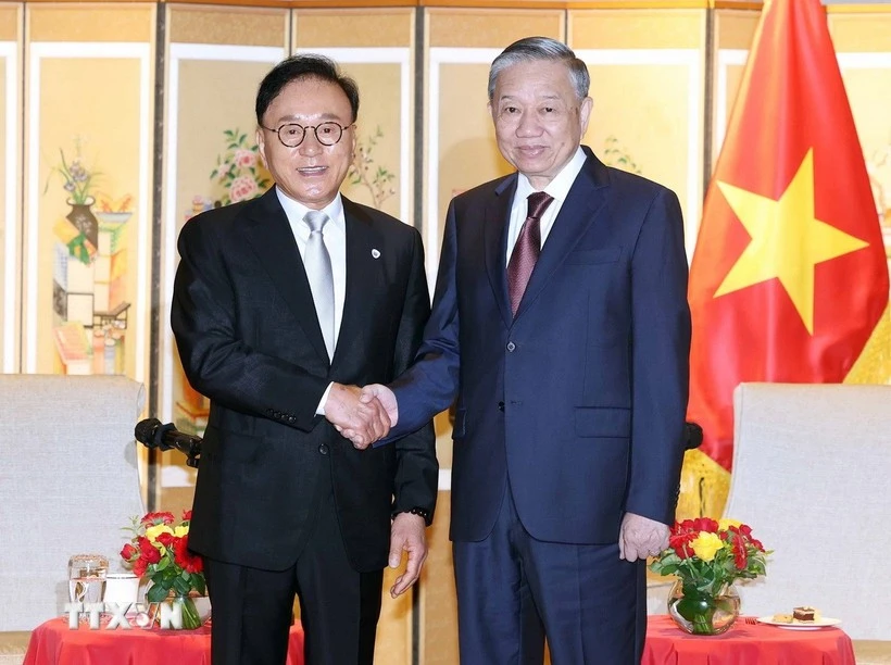 越共中央总书记苏林会见原越南驻韩国名誉总领事朴洙宽。