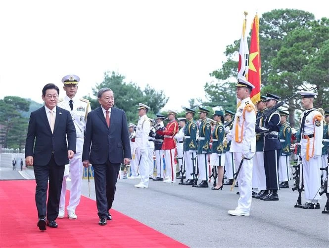 韩国总统李在明为越共中央总书记苏林举行隆重欢迎仪式。（图片来源：越通社）
