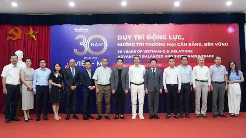 参加座谈会的与会代表合影。