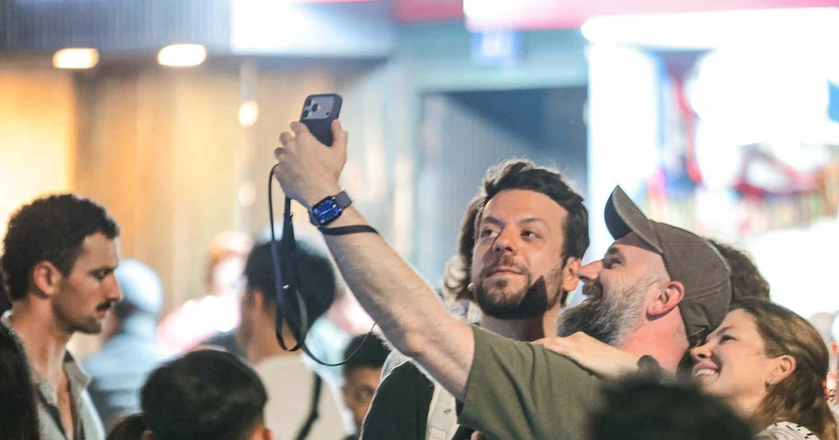 外国友人齐聚河内 热情迎接 2026 年新年 。（图片来源：越通社）