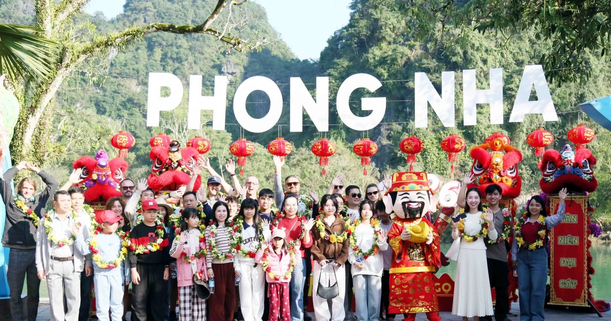 风芽-格邦国家公园管理委员会为前来参观这一世界自然遗产的首批游客举行了欢迎仪式。（图片来源：越通社）