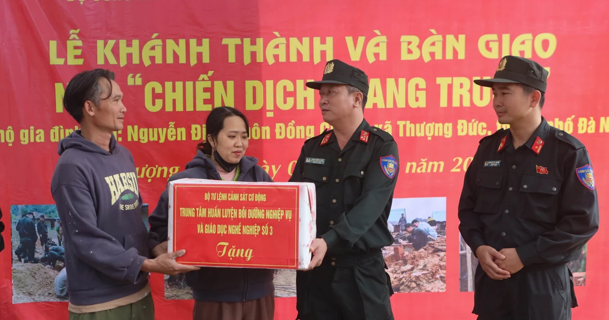 公安部机动警察司令部第三业务培训与职业教育中心副主任范文福上校（右二）向上德乡阮廷一家赠送礼物并表示祝贺。（图片来源：越通社）