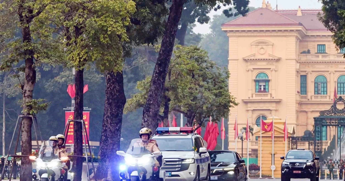 车队从胡志明主席陵出发，前往英雄烈士纪念碑。