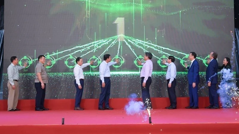 纸罐头生产线落成仪式。 