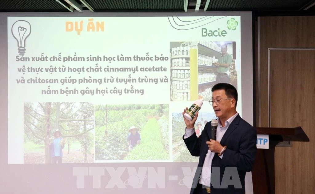 马来Tip To国际贸易和服务有限责任公司代表介绍其产品。（图片来源：越通社）