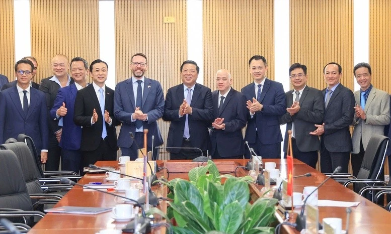 越南建设部部长陈鸿明在河内会见英国驻越南大使伊恩·弗鲁。（图片来源：VGP）