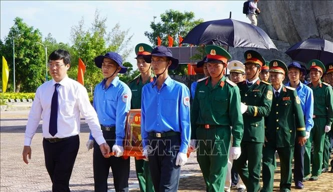 同塔省党委和人民为在柬埔寨和同塔省战争中牺牲的43位越南志愿军和专家举行追悼安葬仪式。（图片来源：越通社）