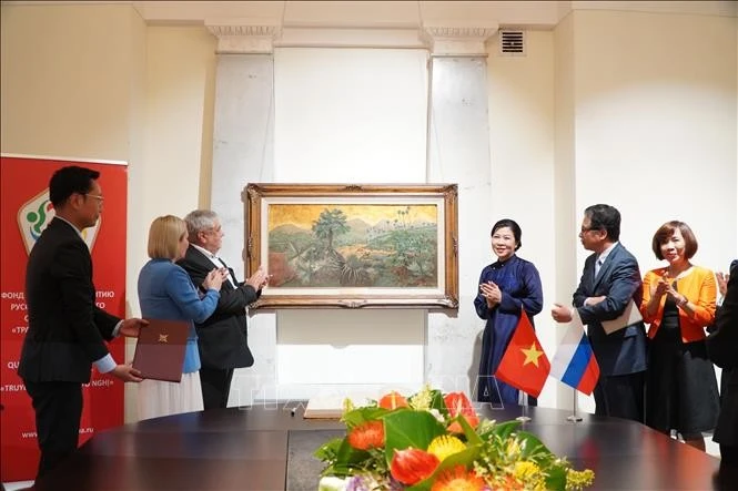 越共中央总书记苏林夫人吴芳璃出席画展开幕式。（图片来源：越通社）