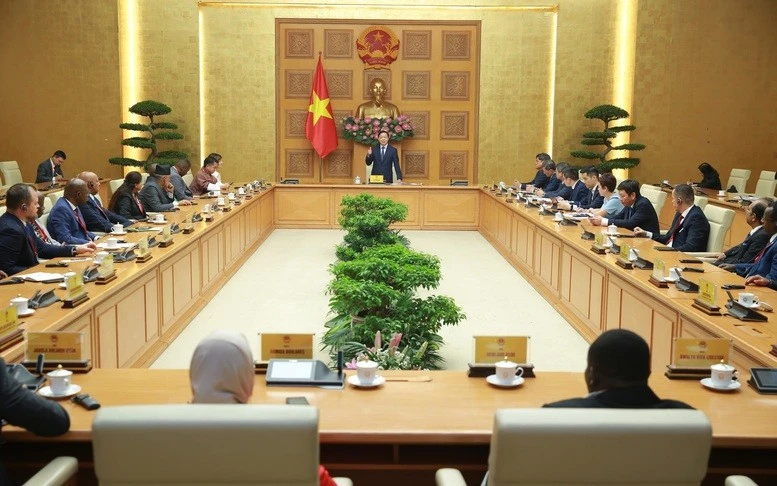 越南政府副总理陈红河会见出席“一乡一品”（OCOP）模式高级别跨区域论坛的各国农业部长和高级官员。（图片来源：越通社）
