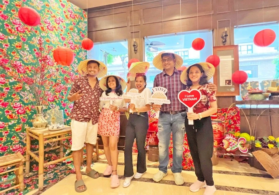 游客体验河内升龙歌剧院酒店的促销活动。（图片来源：hanoimoi.com.vn）