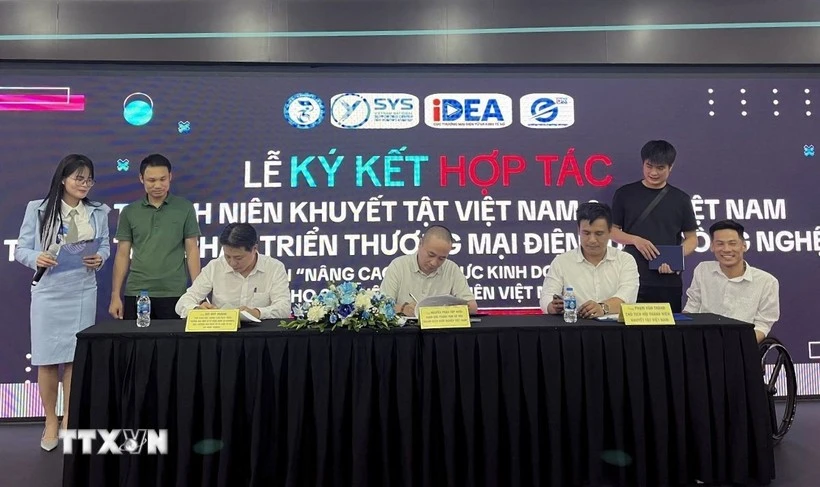 越南青年创业支持中心（SYS Vietnam）、越南工贸部电子商务和数字经济局下属的电子商务和数字技术发展中心（eComDX）与越南残疾青年协会在河内举行了全面合作计划签字仪式。（图片来源：越通社）