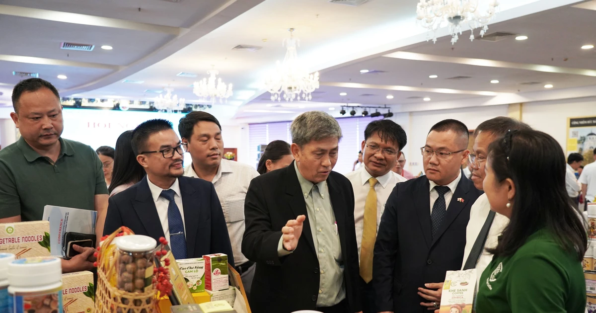 各位代表参观北中部地区企业的产品展示区。（图片来源：越通社）