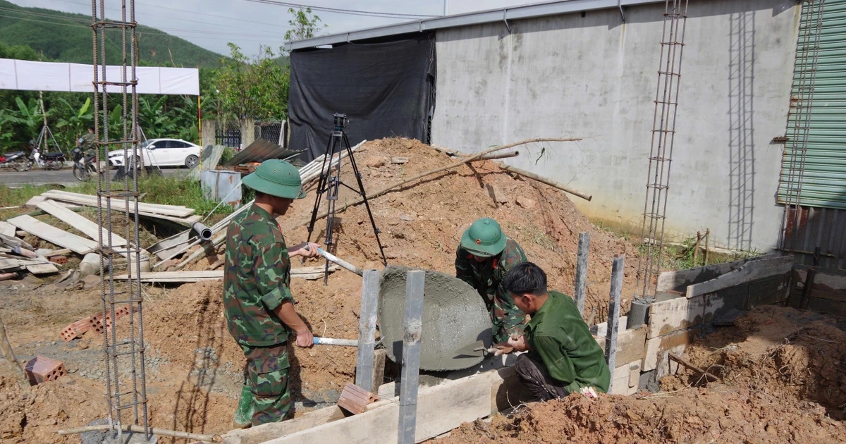 顺化市军事指挥部第6团官兵帮助群众建设新房。（图片来源：越通社）