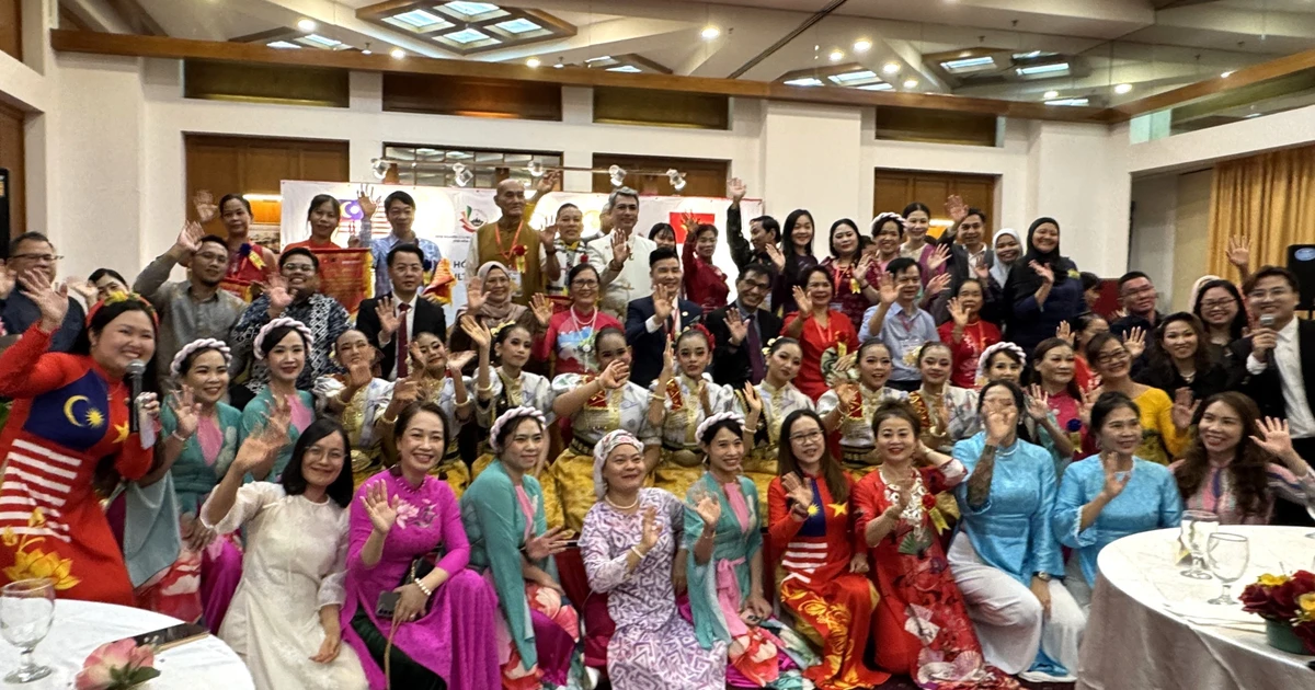 参会代表、艺术家们以及双方嘉宾合影。