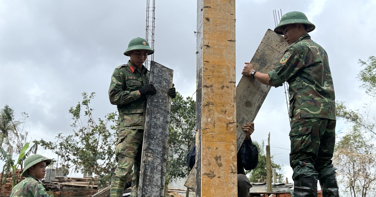 第315师（第五军区）官兵为在第13号台风及11月历史性暴雨洪灾中房屋倒塌、损毁或被冲走的家庭新建和修缮住房。（图片来源：越通社）
