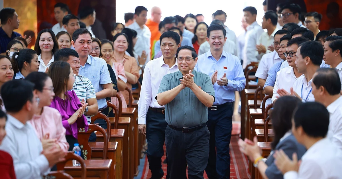 范明正总理在芹苴市开展接待选民活动。