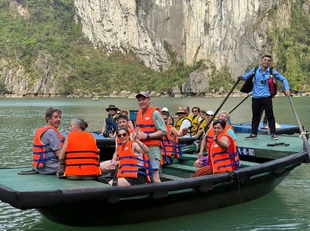 国际游客参观下龙湾。（图片来源：青年报）